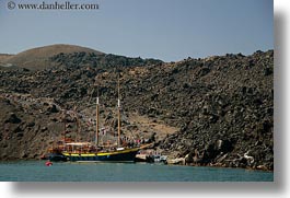 images/Europe/Greece/Santorini/Caldron/boat-at-island-1.jpg