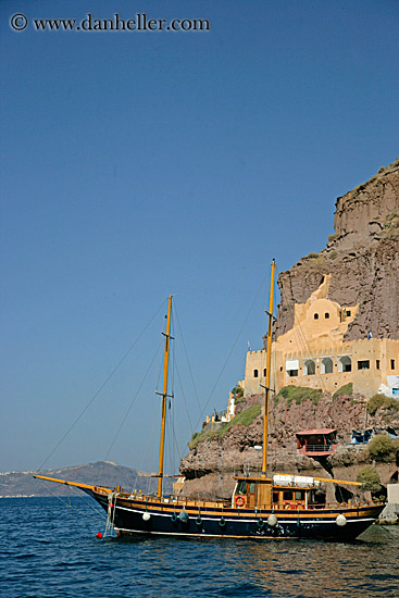 boat-n-ruins-in-cliffs-3.jpg