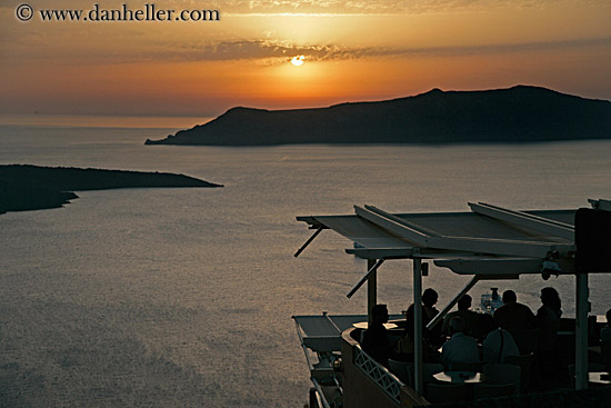 cafe-crowd-viewing-sunset.jpg