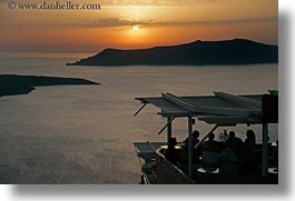 images/Europe/Greece/Santorini/Scenics/cafe-crowd-viewing-sunset.jpg