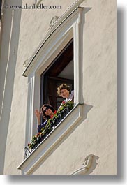 images/Europe/Hungary/BR-Group/AngelaLoRe/angela-n-lori-waving-window.jpg