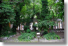 images/Europe/Hungary/Budapest/Buildings/Synagogue/Cemetary/tree-ivy-n-graves-3.jpg