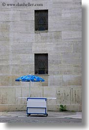 images/Europe/Hungary/Budapest/Buildings/Synagogue/Exterior/temple-wall-n-umbrella-2.jpg