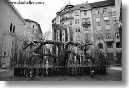 images/Europe/Hungary/Budapest/Buildings/Synagogue/Misc/steel-tree-of-life-5.jpg