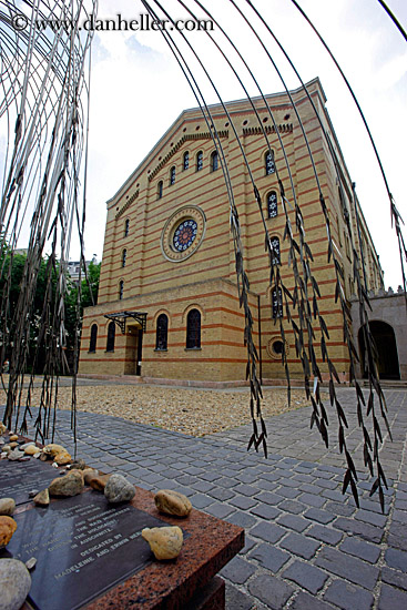 synagogue-n-steel-leaves.jpg