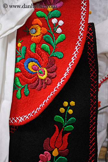 hungarian-folk-clothes-3.jpg