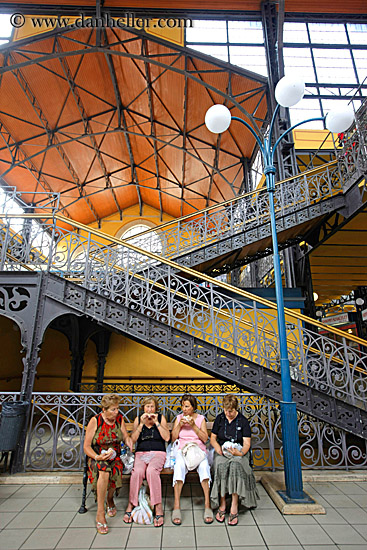 women-eating-lunch-on-bench.jpg