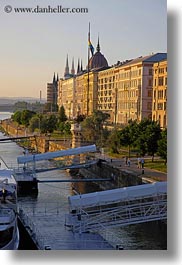 images/Europe/Hungary/Budapest/Danube/boat-loading-platforms.jpg