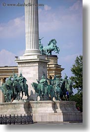 images/Europe/Hungary/Budapest/HeroesSquare/war-hero-statues-2.jpg