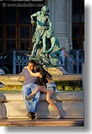 images/Europe/Hungary/Budapest/People/Couples/man-n-woman-w-bronz-statue-2.jpg