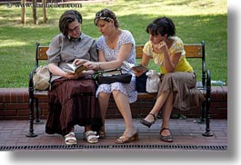 images/Europe/Hungary/Budapest/People/Women/women-reading-on-bench.jpg