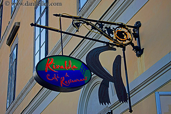 rivalda-cafe-sign.jpg