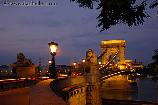 lion-statue-at-bridge-head-at-nite-1.jpg