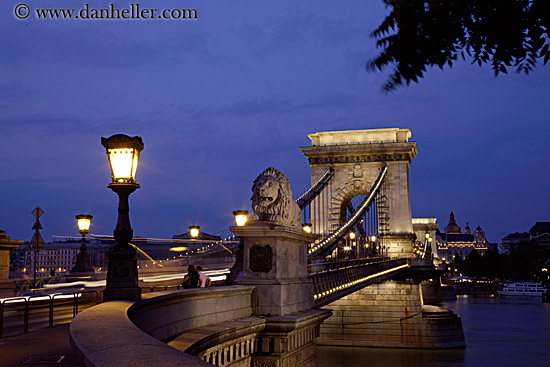 lion-statue-at-bridge-head-at-nite-3.jpg