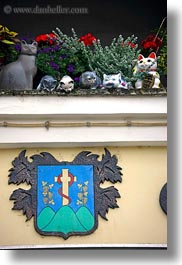 images/Europe/Hungary/Tarcal/Art/porceline-cats-n-coat-of-arms.jpg
