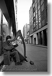 images/Europe/Ireland/Leinster/Dublin/Streets/harpist-4.jpg