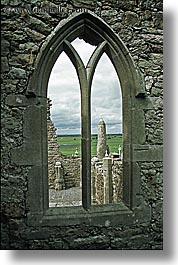 images/Europe/Ireland/Shannon/Clonmacnois/gothic-window.jpg