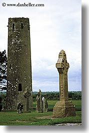 images/Europe/Ireland/Shannon/Clonmacnois/round-tower-n-grave.jpg