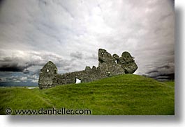 images/Europe/Ireland/Shannon/Clonmacnois/ruins-4.jpg