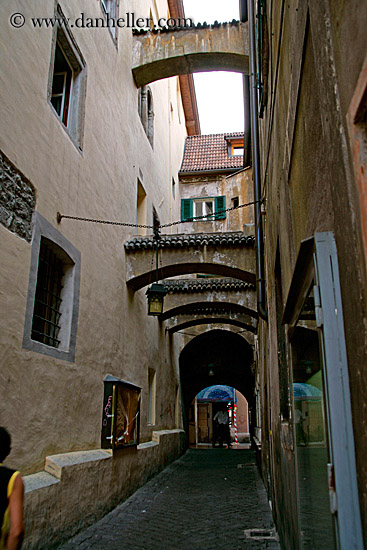 bolzano-arches-02.jpg