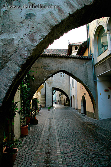 bolzano-arches-03.jpg