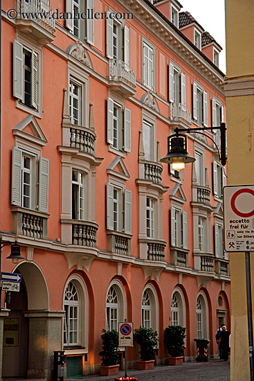 bolzano-bldgs-02.jpg