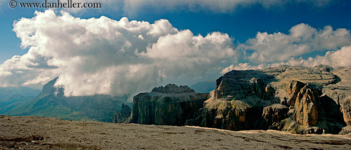 latemar-rim-n-clouds-04.jpg