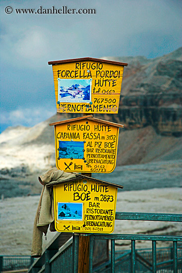 rifugio-signs.jpg