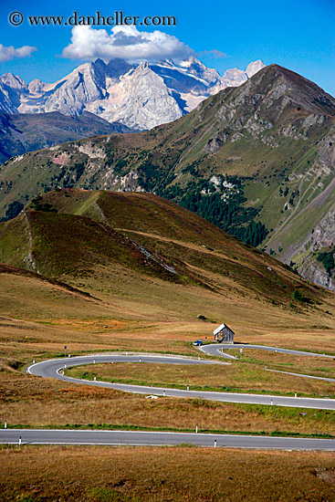 passo-giau-hut-road-2.jpg