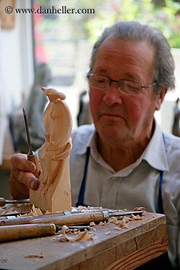 wood-carver-2.jpg