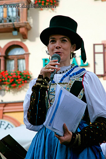 woman-emcee-tophat.jpg