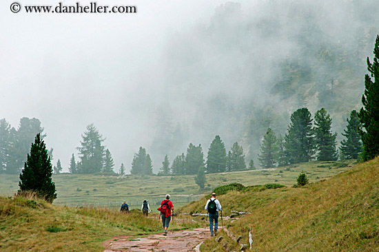 val_di_funes-hikers-1.jpg