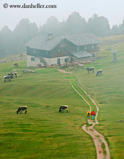 val_di_funes-hikers-3.jpg