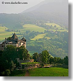 images/Europe/Italy/Dolomites/Rosengarten/Castle/castle-03.jpg