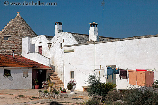 white-wash-house-n-trulli-2.jpg