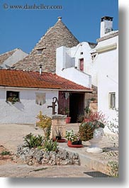 images/Europe/Italy/Puglia/Alberobello/Buildings/FarmHouse/white-wash-house-n-trulli-3.jpg