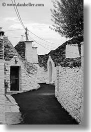images/Europe/Italy/Puglia/Alberobello/Buildings/Trulli/white-wash-trulli-2.jpg
