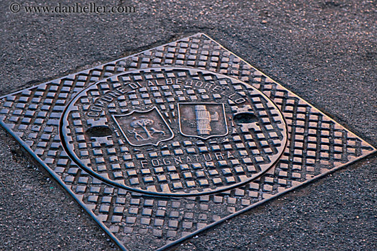 alberobello-manhole-cover.jpg