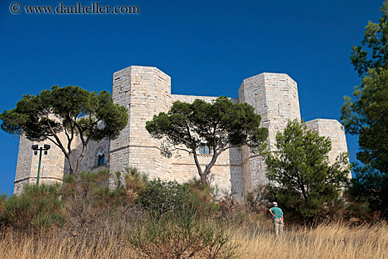 hikers-n-octogonal-castle-5.jpg