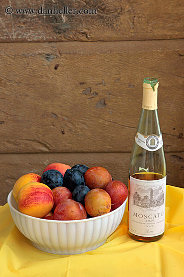 moscato-white-wine-n-bowl-of-fruit.jpg