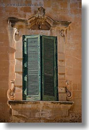 images/Europe/Italy/Puglia/Lecce/DoorsWindows/green-window-shudders.jpg
