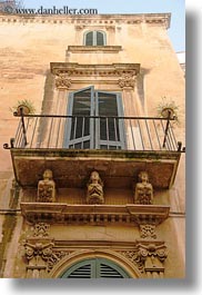 images/Europe/Italy/Puglia/Lecce/DoorsWindows/upview-window-balcony-3.jpg