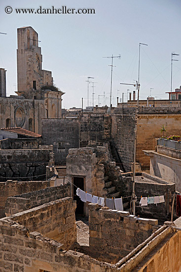 hanging-laundry-in-ruins-1.jpg