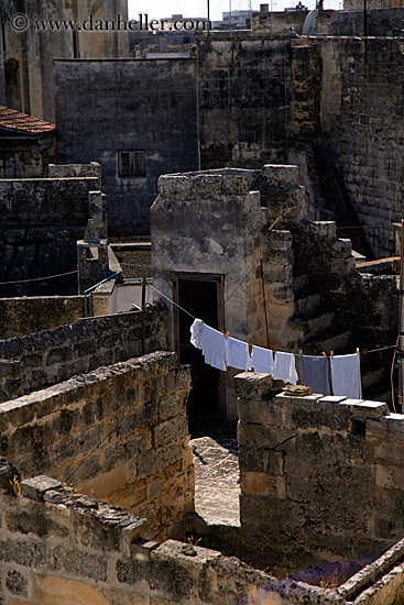 hanging-laundry-in-ruins-2.jpg