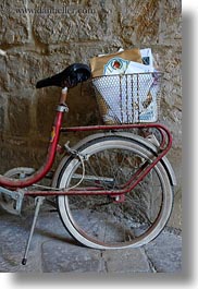 images/Europe/Italy/Puglia/Lecce/Misc/mail-in-bike-basket.jpg