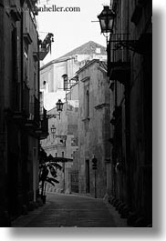 images/Europe/Italy/Puglia/Lecce/Misc/street_lamp-n-empty-street-bw.jpg