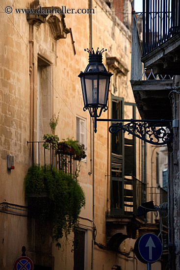 street_lamp-n-balcony-2.jpg