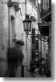 images/Europe/Italy/Puglia/Lecce/StreetLamps/street_lamp-n-balcony-2-bw.jpg