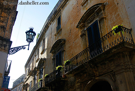 street_lamp-n-balcony-3.jpg