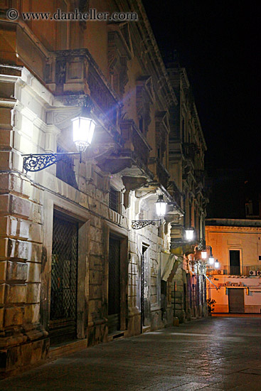 street_lamps-at-nite.jpg